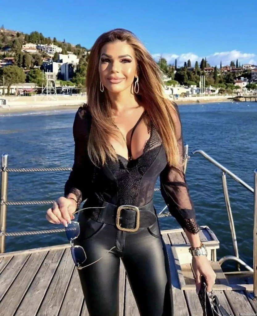 Lara, 41